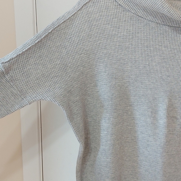 Aritzia TNA thermal cowlneck size XS - Picture 4 of 15